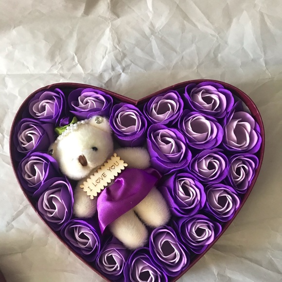 Little gift box full of Roses and a I Love You bear - Picture 3 of 6